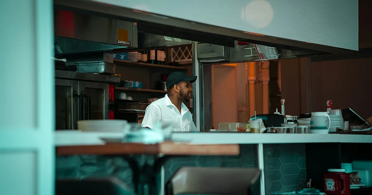 Chef en cuisine pendant la preparation d un horaire hebdomadaire