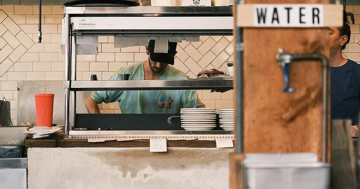 Cuisine de restaurant active pendant un service avec partage des pourboires