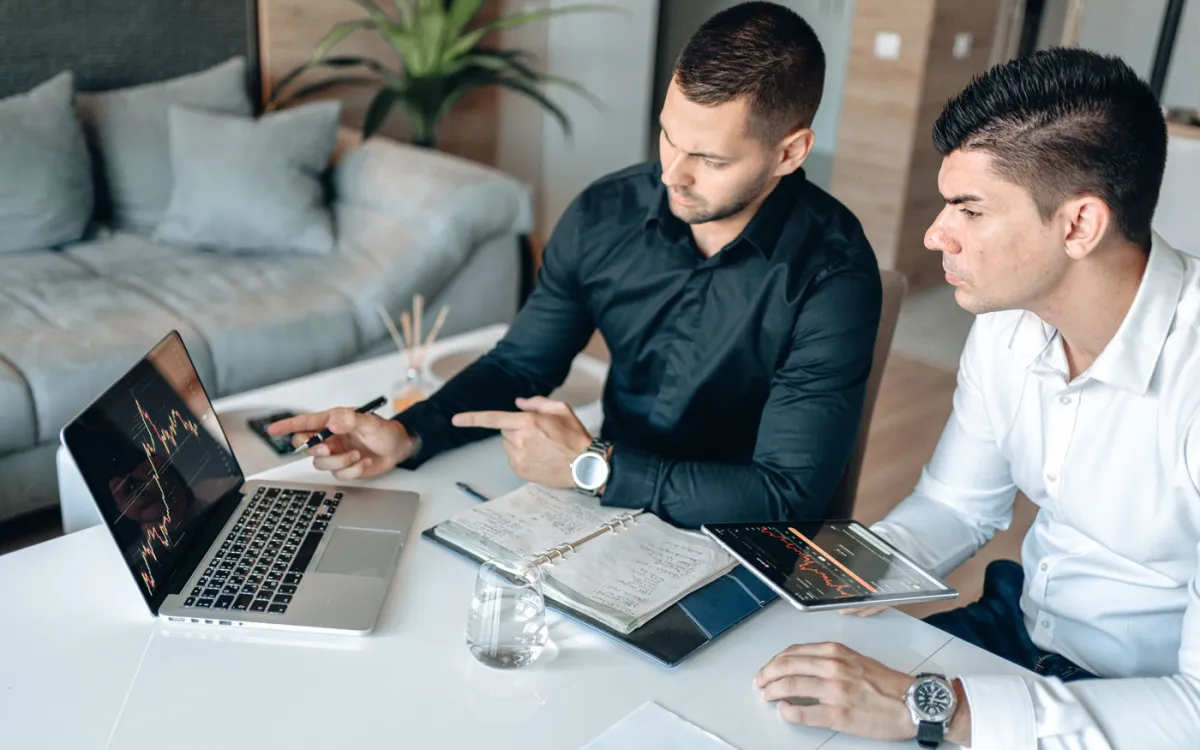 Deux responsables examinant un document et une tablette avant approbation
