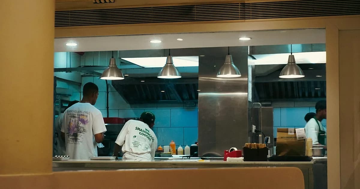 Equipe de cuisine pour illustrer les regles d horaire en Nouvelle Ecosse