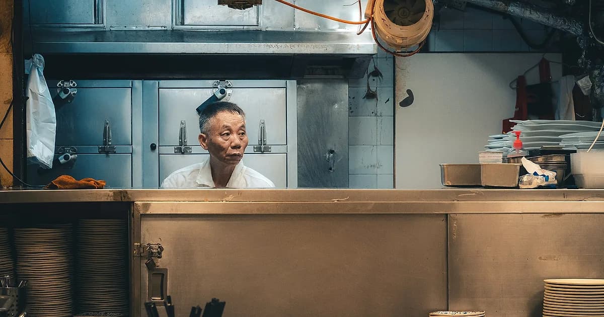Employe de cuisine pendant un quart de restaurant en Ontario
