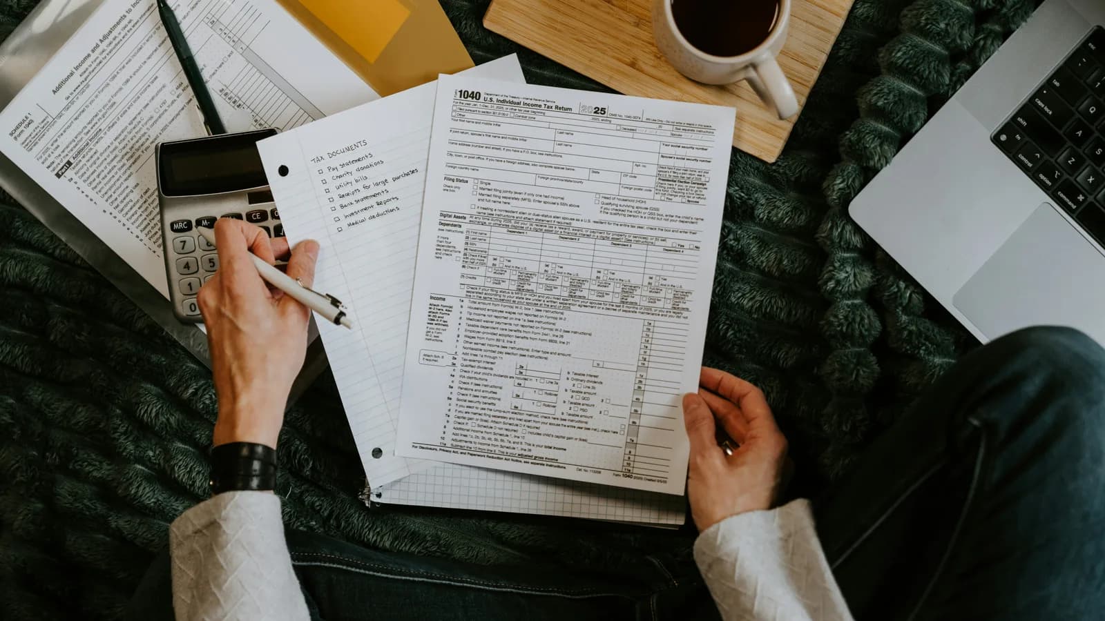 Recus, papiers et calculatrice pour analyser le cout de main-d oeuvre