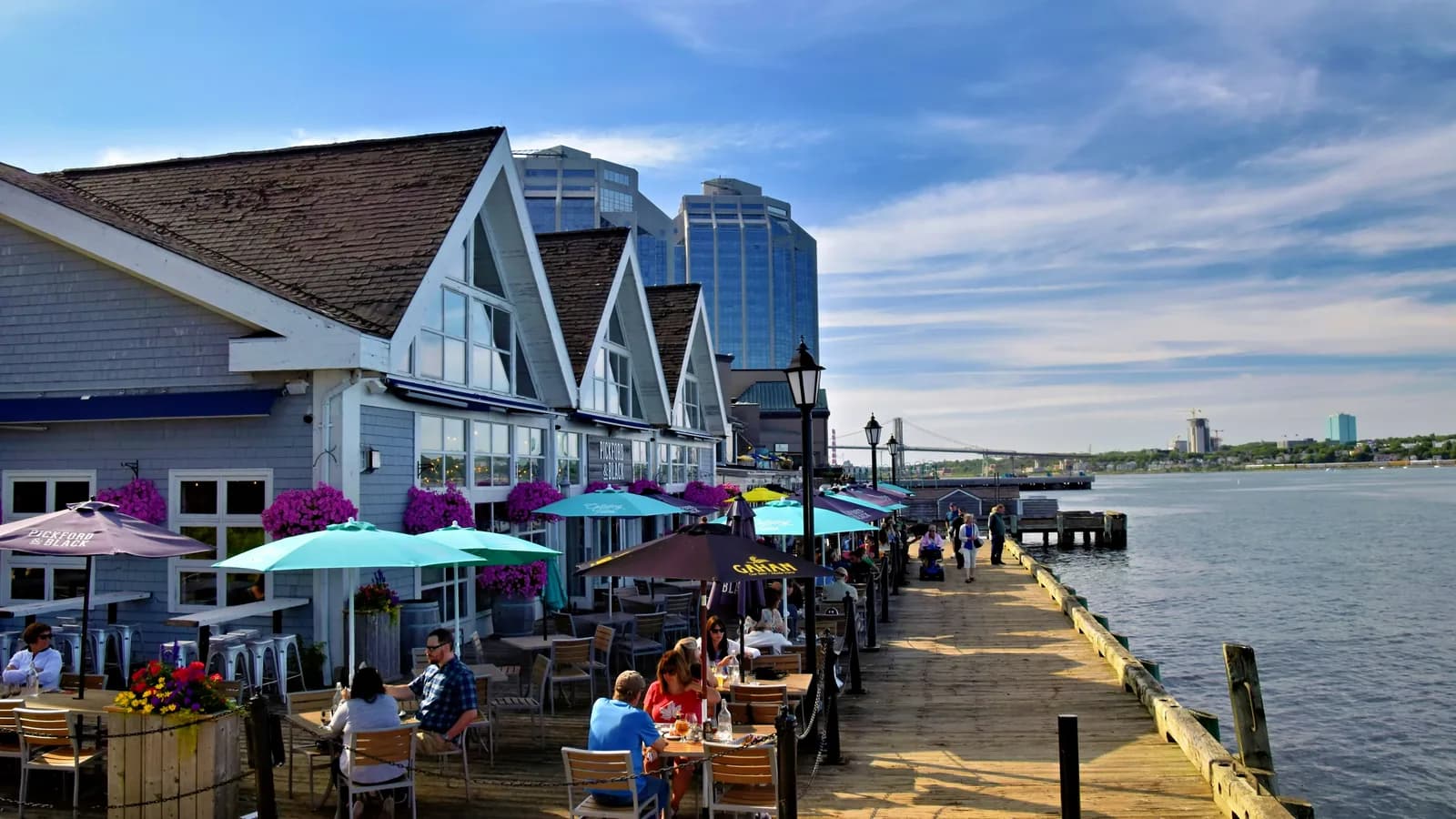 Clients attables sur la promenade du bord de l eau a Halifax en Nouvelle-Ecosse