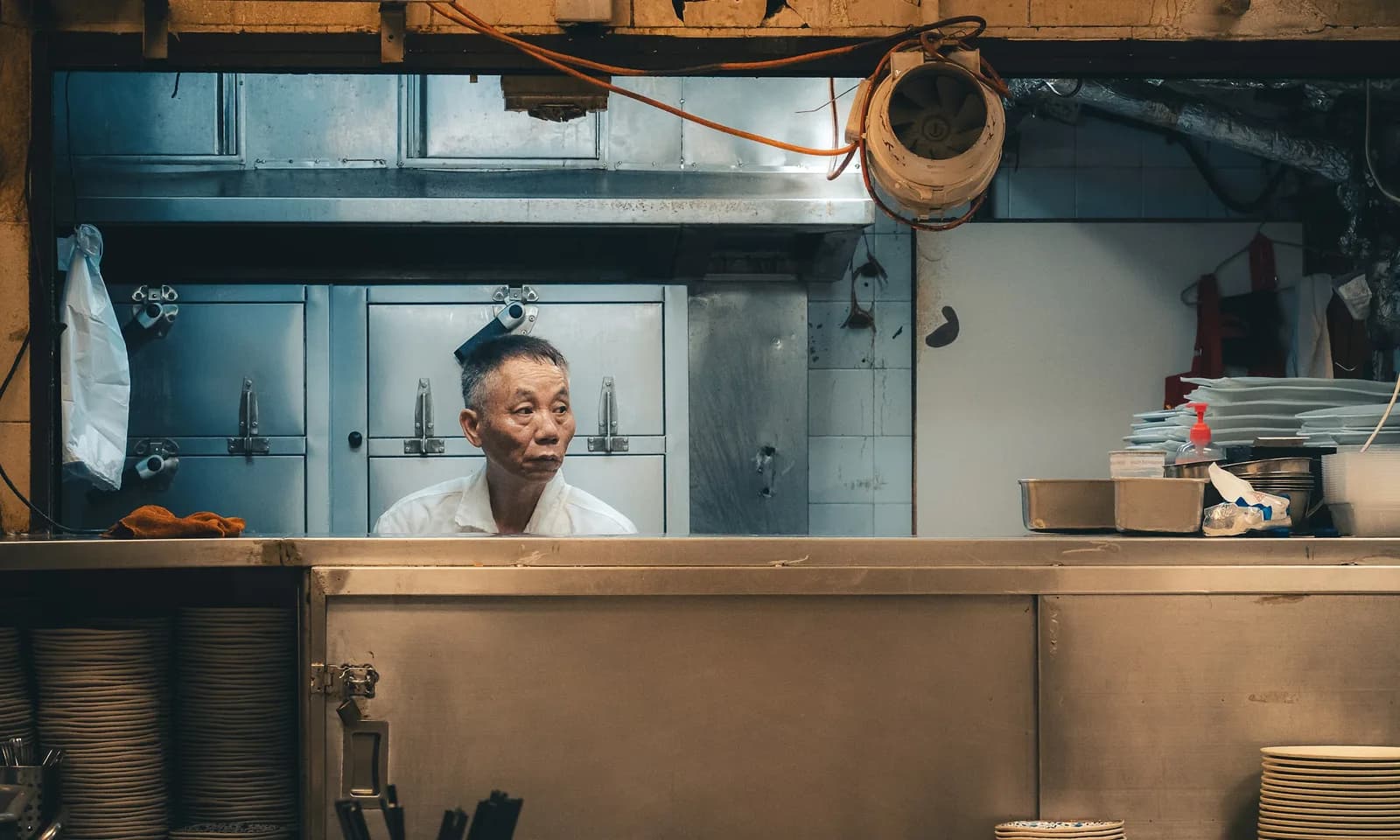 Employe de cuisine preparant des plats pendant le service
