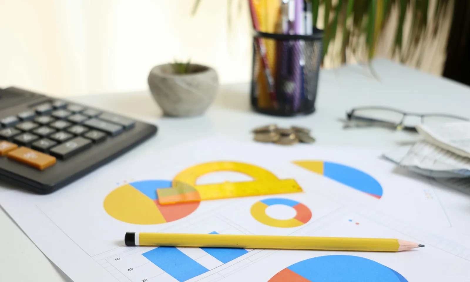 Calculatrice, crayon et graphiques sur un bureau pour la paie