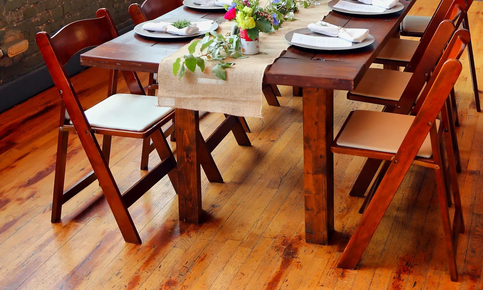 Table de restaurant dressee pour le service