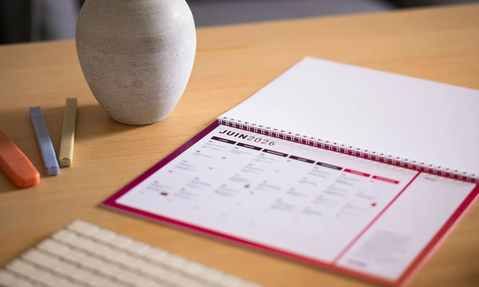 Calendrier sur un bureau pour planifier les jours feries
