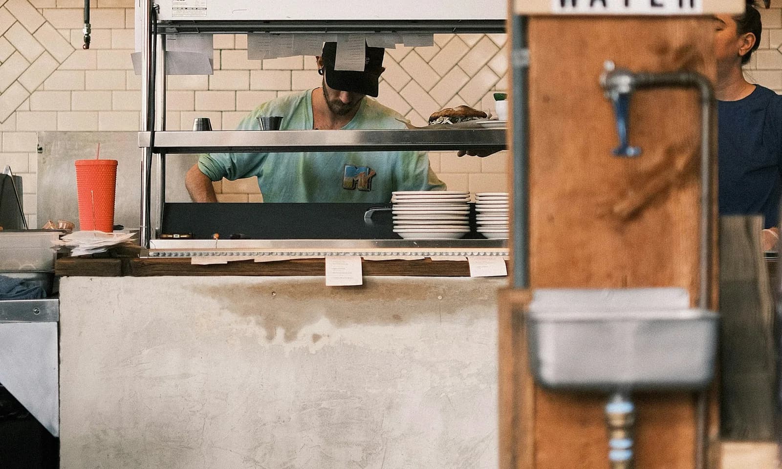 Cuisine de restaurant active pendant le service