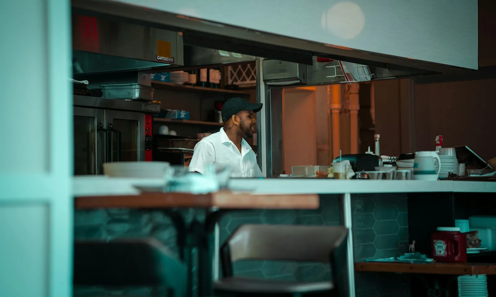Chef travaillant dans une cuisine de restaurant pendant le service
